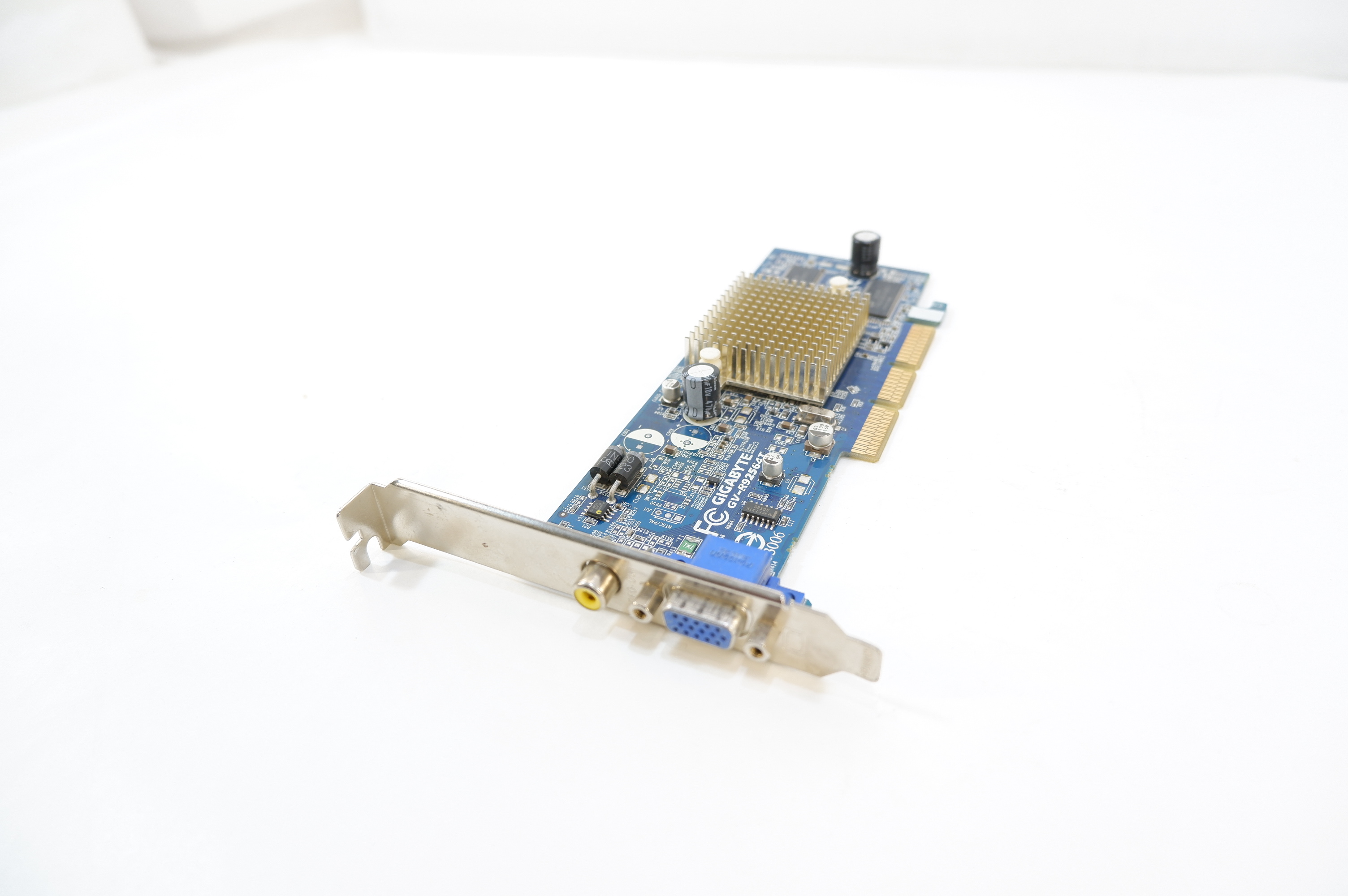 Видеокарта AGP Gigabyte GV-R92564T 64Mb 64Bit - Pic n 281049