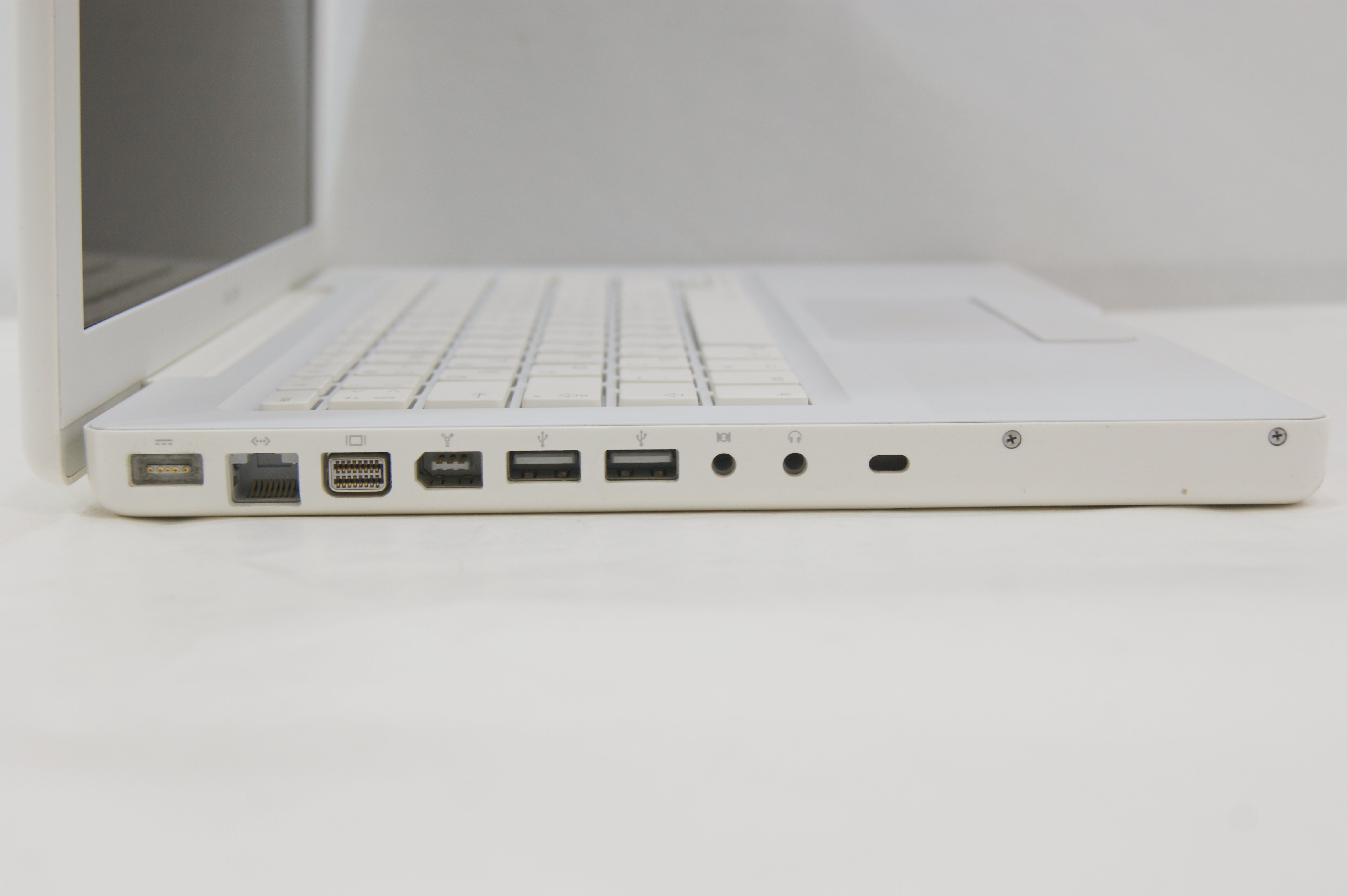thumbnail image 2 of New White Top Case With US Keyboard & Trackpad For MacBook 13" A1181 (Mid-2006 To Mid-2007) 2 of 5