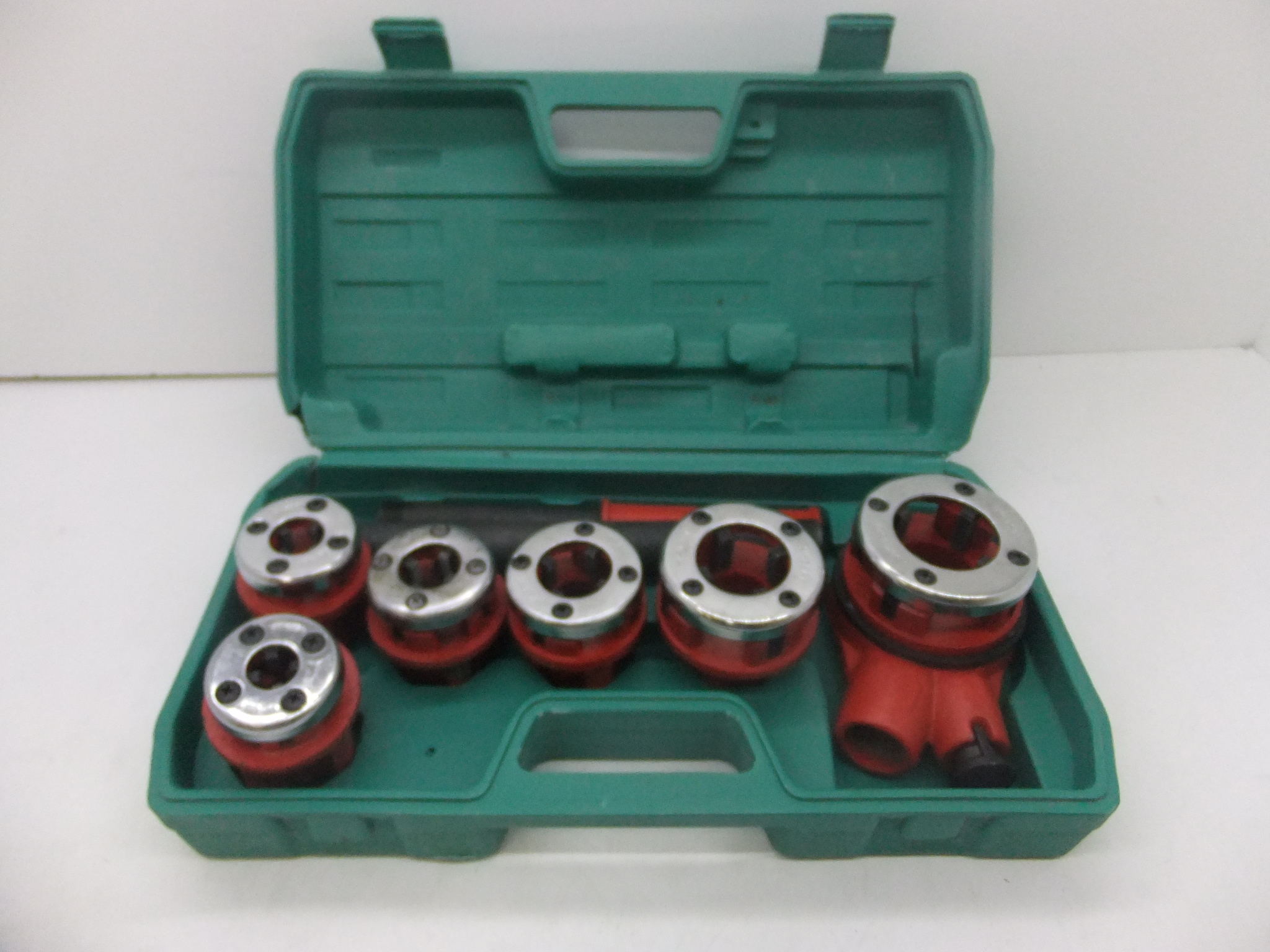 Клупп ручной резьбонарезной и набор головок