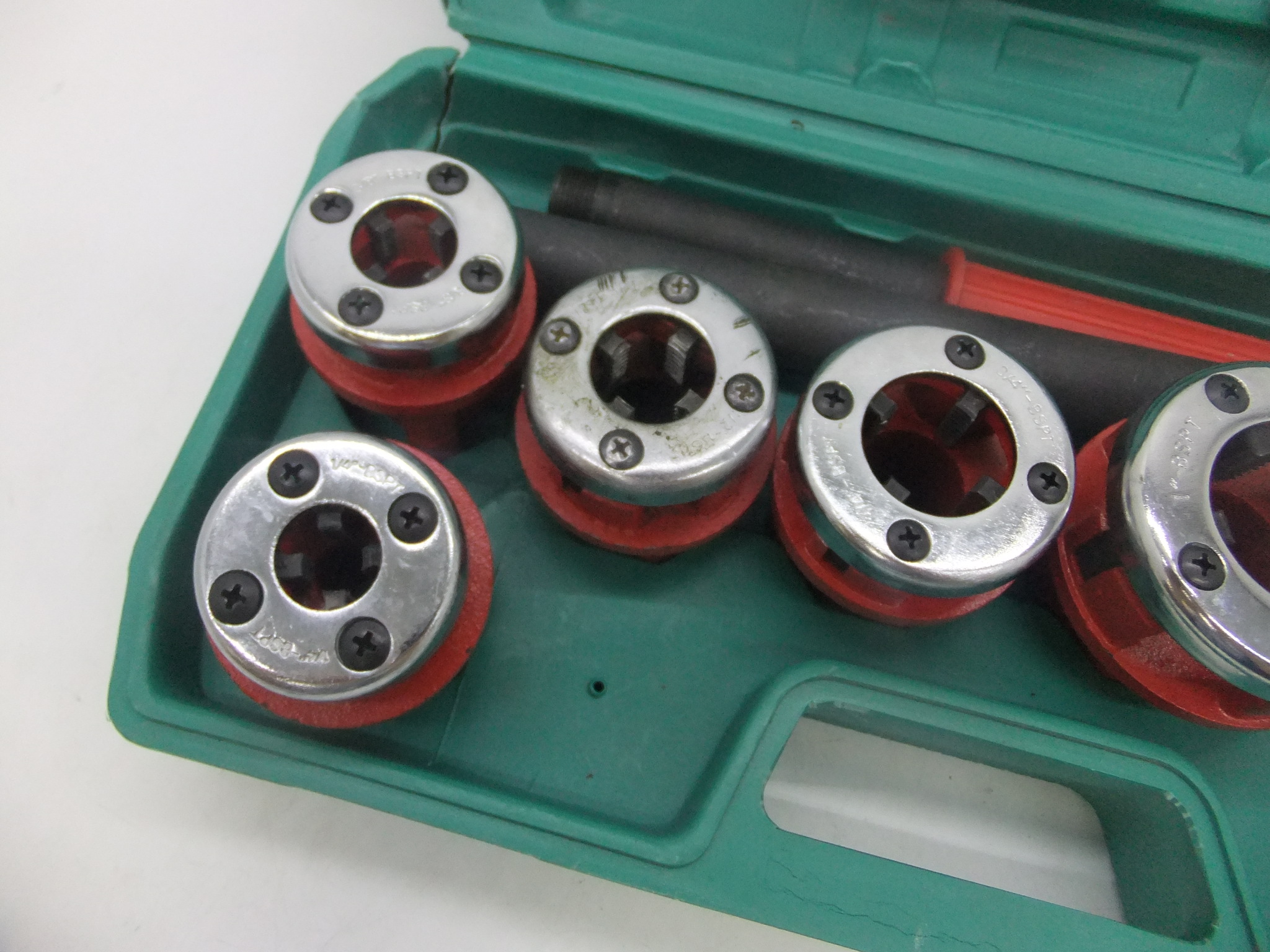 Клупп ручной резьбонарезной и набор головок