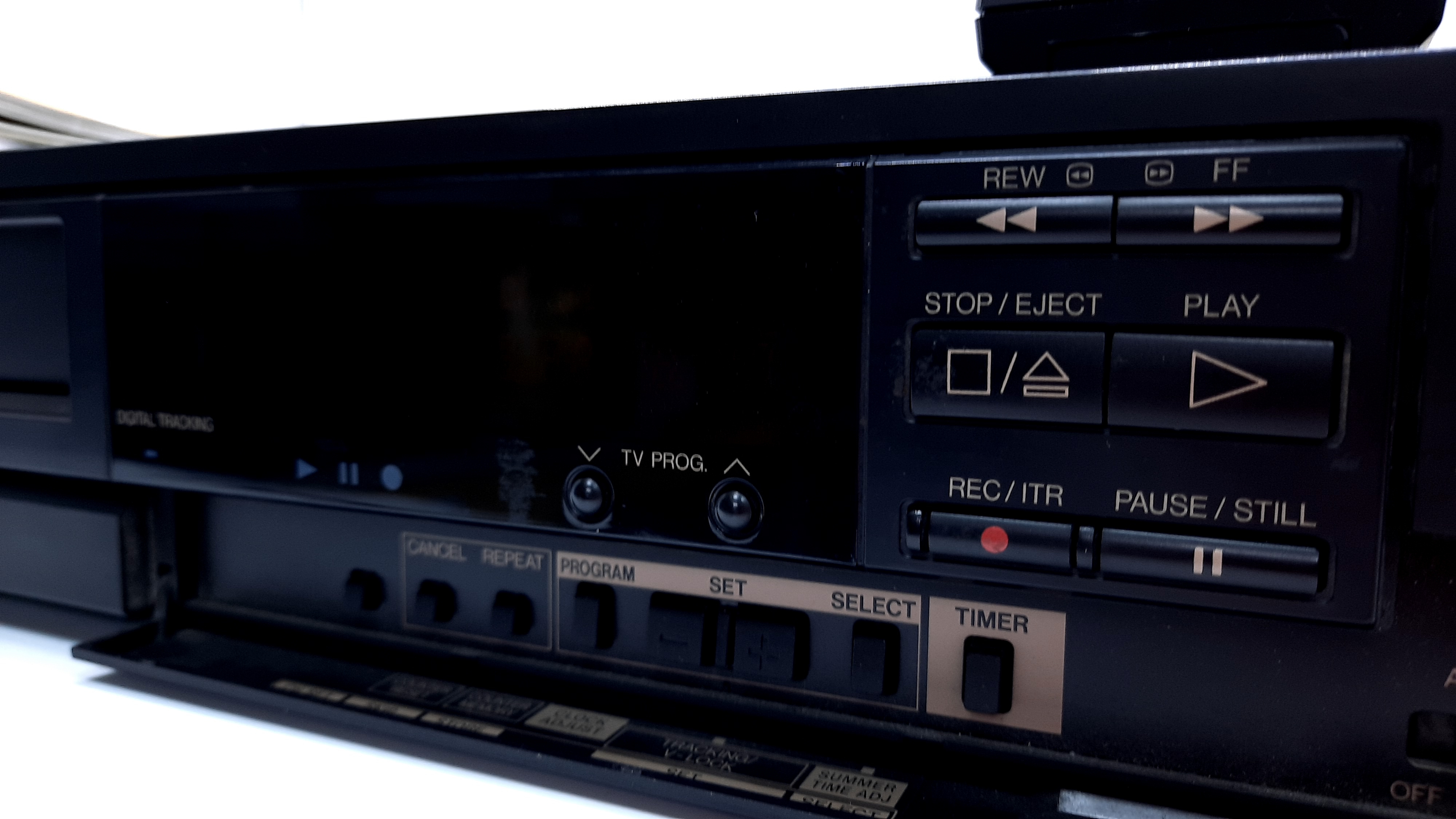 Видеомагнитофон JVC HRD520EE