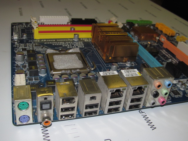 Материнская плата MB Gigabyte GA-EP45-DS3 /S775 /PCI /PCI-E x16 /PCI-E x1 /DDR2 /USB /SATA /LAN /SPDIF /ATX /заглушка