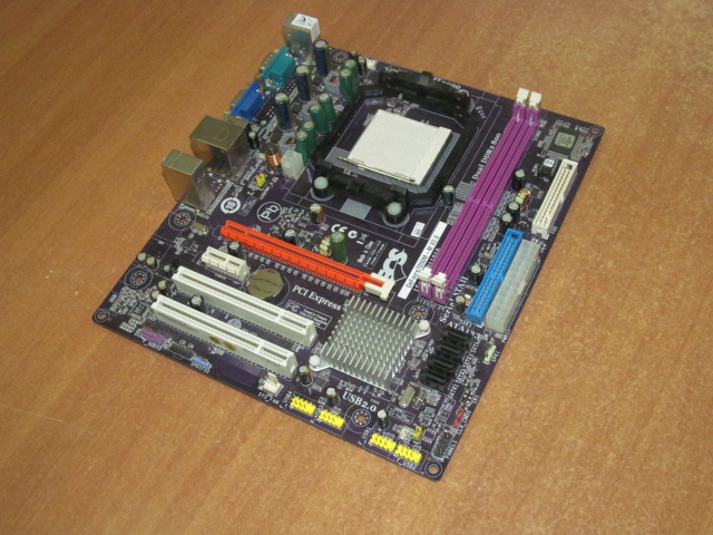 Материнская плата MB ECS GeForce7050M-M /Socket AM2+ /2xPCI /PCI-E x16 /PCI-E x1 /2xDDR2 /4xSATA /Sound /VGA /4xUSB /LAN /COM /mATX