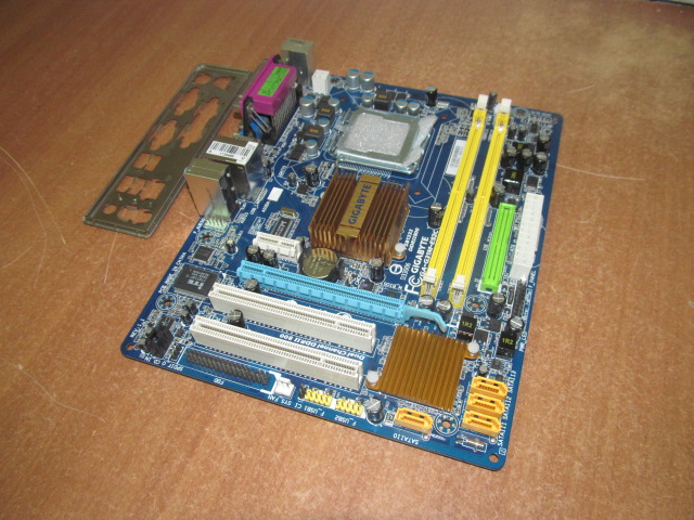 Материнская плата MB Gigabyte GA-G31M-ES2C /Socket 775 /2xPCI /PCI-E x1 /PCI-E x16 /2xDDR2 DIMM /4xSATA /Sound /SVGA /4xUSB /LAN /LPT /COM /mATX /заглушка