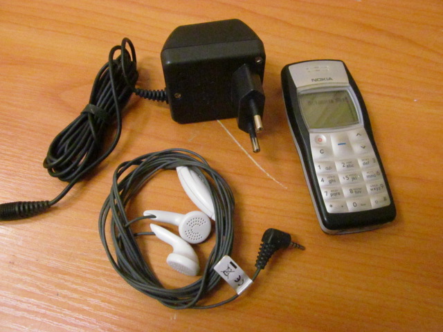 Мобильный телефон Nokia 1100 /GSM /экран 96x65 /Фонарик /Гарнитура, Зарядка