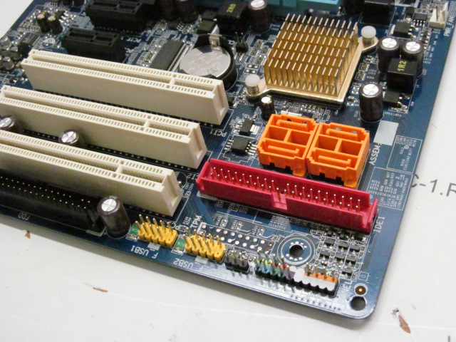 Материнская плата MB GigaByte GA-945PL-S3P /Socket 775 /PCI-Ex16 /3xPCI /3xPCI-Ex1 /4xDDR2 /4xSATA /COM /4xUSB /LAN /Sound /LPT /ATX