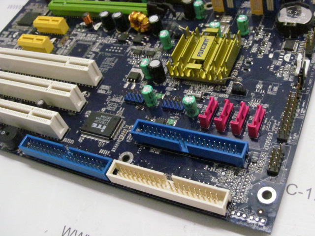 Материнская плата MB Foxconn 945P7AA-8KS2 /Socket 775 /3xPCI /PCI-E x16 /2xPCI-E x1 /4xDDR2 /4xSATA /Sound /4xUSB /LAN /LPT /COM /ATX /Заглушка