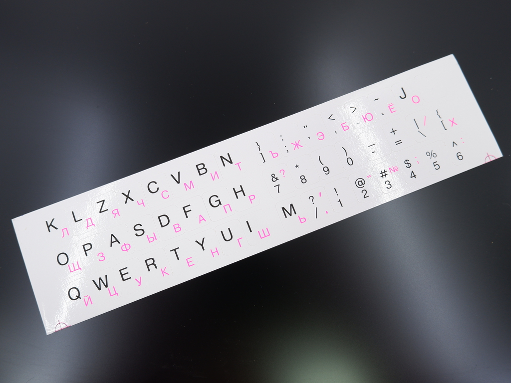Наклейки на клавиатуру Qwerty-Йцукен малиновые русские / черные английские буквы на белом фоне. Цвет белый. - Pic n 307029