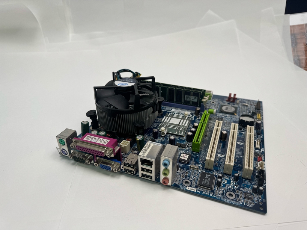 Комплект «Машина времени» / Материнская плата GIGABYTE GA-8VM800M-775 + Процессор Intel Pentium D820 + ОЗУ Kingston KVR400X64C3A/1G + Оригинальный бо - Pic n 311184