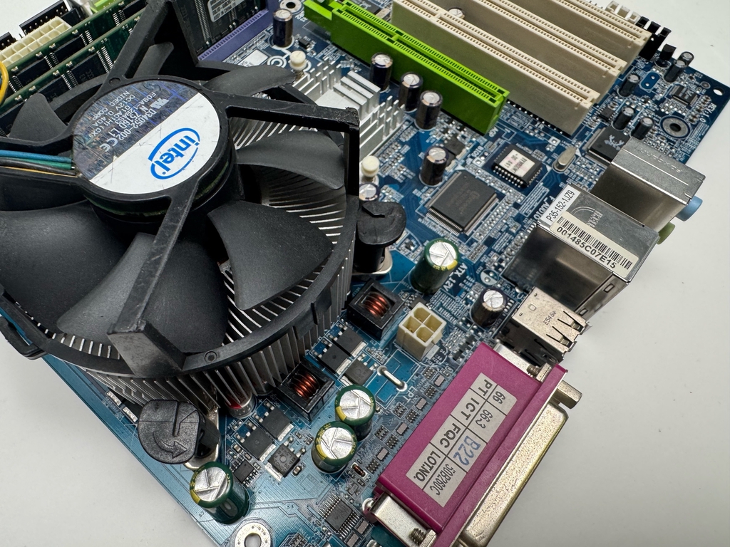 Комплект «Машина времени» / Материнская плата GIGABYTE GA-8VM800M-775 + Процессор Intel Pentium D820 + ОЗУ Kingston KVR400X64C3A/1G + Оригинальный бо - Pic n 311184