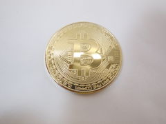 позолоченная монета биткоин
