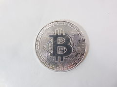 Сувенирная монета Bitcoin серебренная