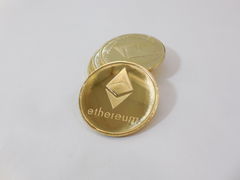 Сувенирная крипто монета Ethereum золотая - Pic n 273793