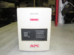 Источник бесперебойного питания APC Back-UPS 650 /650 ВА /400 Вт /количество выходных разъемов: 4 (3 с питанием от батареи)