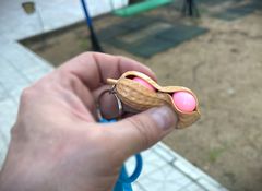 Брелок антистресс Арахис с карабином  - Pic n 301117