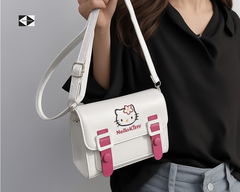 Детская Сумочка на плечо Hello Kitty из Экокожи 17х13см, в комплекте Расчёска, Заколка, Кулон, Ручка и Блокнот. В подарочной коробке! - Pic n 310456