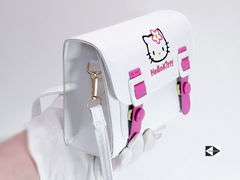 Детская Сумочка на плечо Hello Kitty из Экокожи 17х13см, в комплекте Расчёска, Заколка, Кулон, Ручка и Блокнот. В подарочной коробке! - Pic n 310456